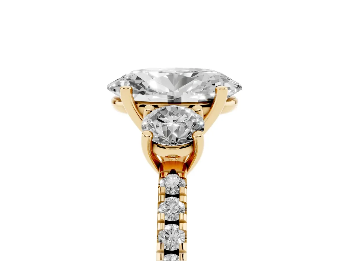 Three-Stone Oval Cut Cut Diamond Pavé Band with Prong Setting Yellow gold