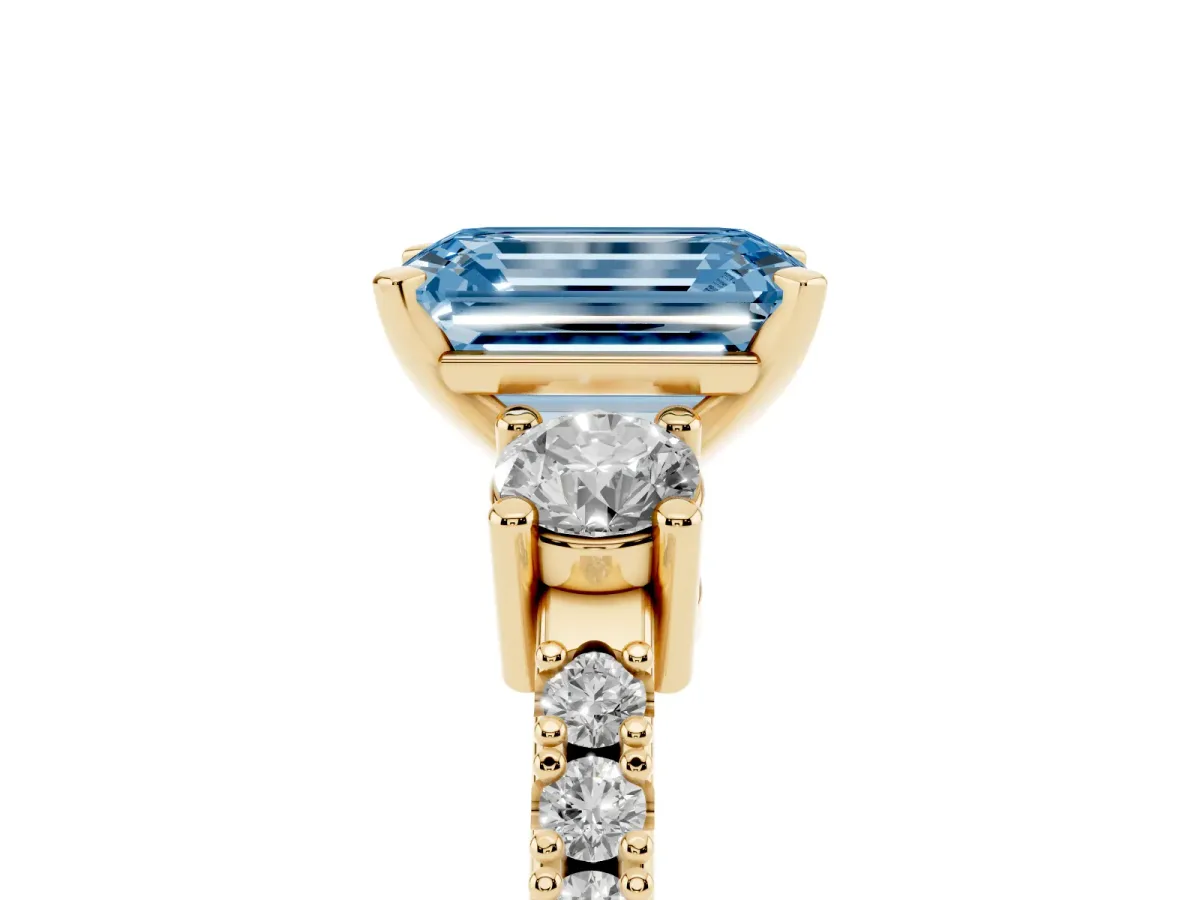 Fancy Blue Emerald Cut Three-Stone Diamond Pavé Band with Prong Setting Yellow gold