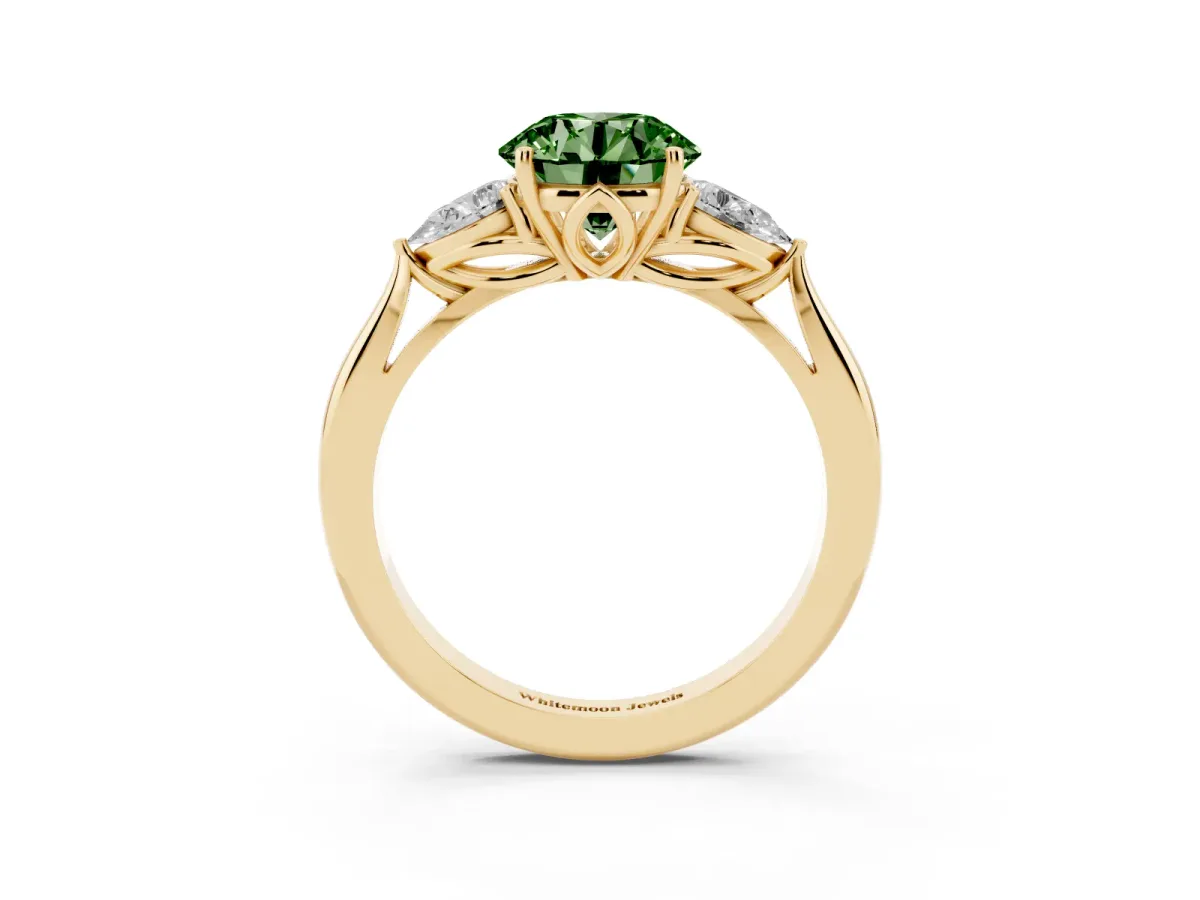 Fancy Green Three-Stone Round Cut Brilliant Diamond Solitaire Ring with Tapered Band and Four-Prong Setting Yellow gold