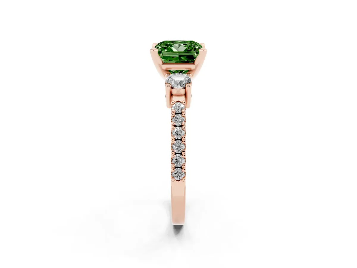 Fancy Green Princess Cut Three-Stone Diamond Pavé Band with Prong Setting Rose gold
