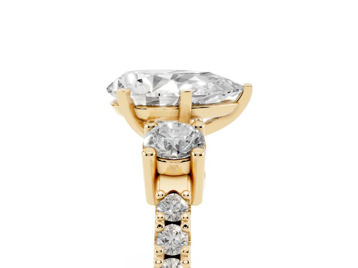 Pear Cut Three-Stone Diamond Pavé Band with Prong Setting Yellow gold