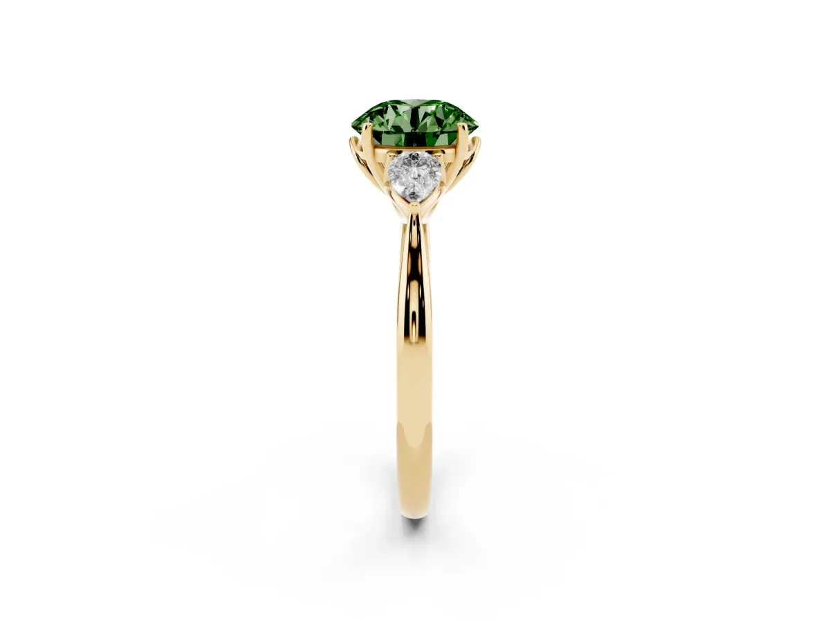 Fancy Green Three-Stone Round Cut Brilliant Diamond Solitaire Ring with Tapered Band and Four-Prong Setting Yellow gold