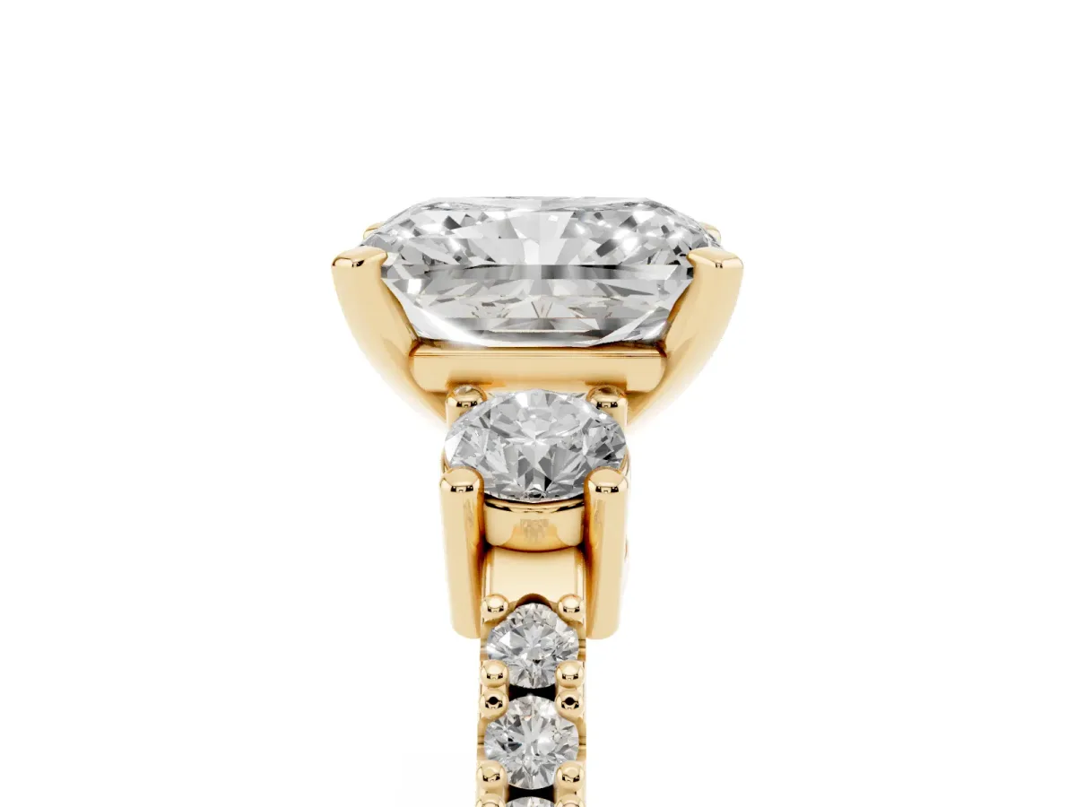 Radiant Cut Three-Stone Diamond Pavé Band with Prong Setting Yellow gold
