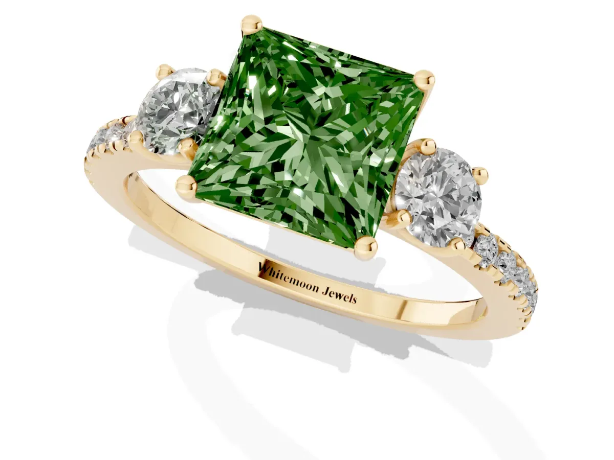 Fancy Green Three-Stone Princess Cut Cut Diamond Pavé Band with Prong Setting Yellow gold