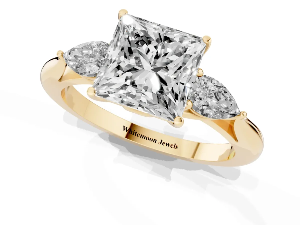 Three-Stone Princess Cut Brilliant Diamond Solitaire Ring with Tapered Band and Four-Prong Setting Yellow gold