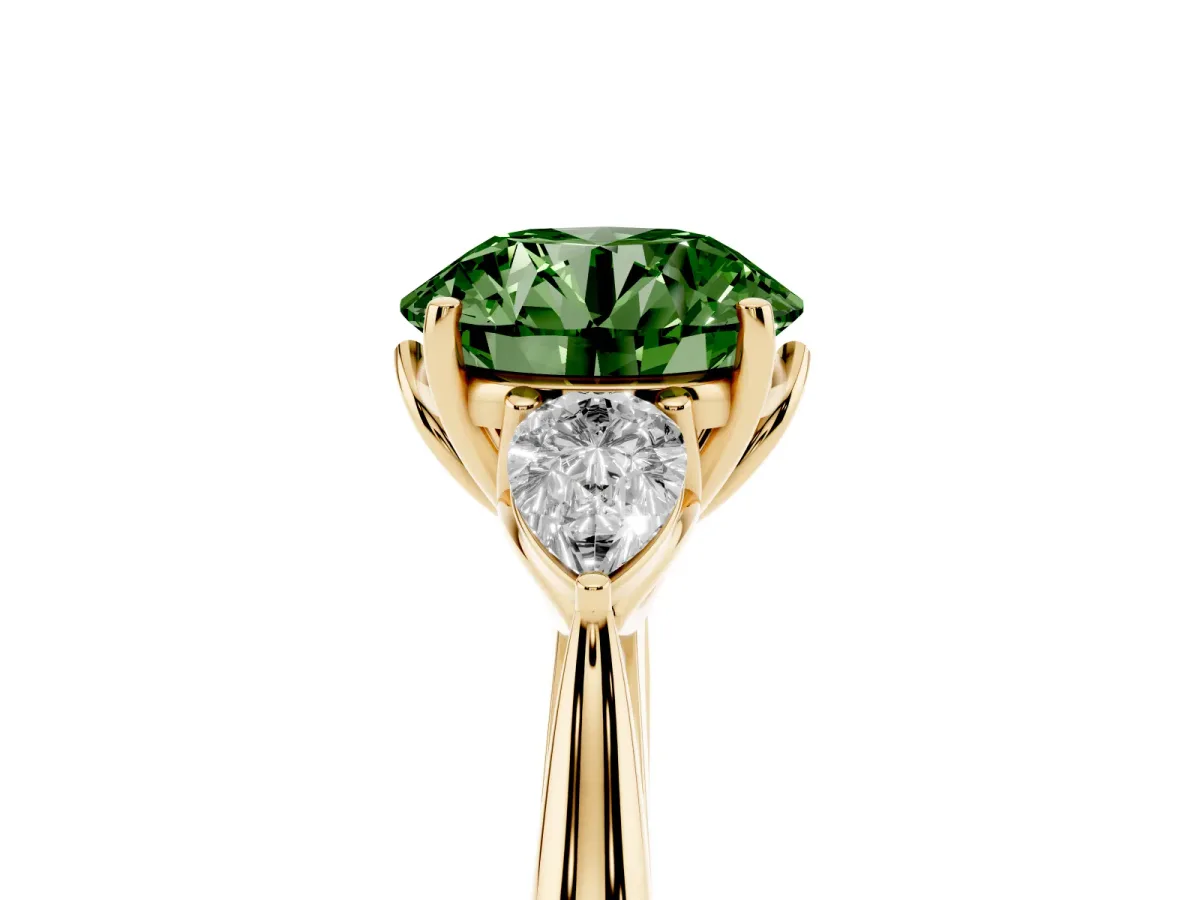 Fancy Green Three-Stone Round Cut Brilliant Diamond Solitaire Ring with Tapered Band and Four-Prong Setting Yellow gold