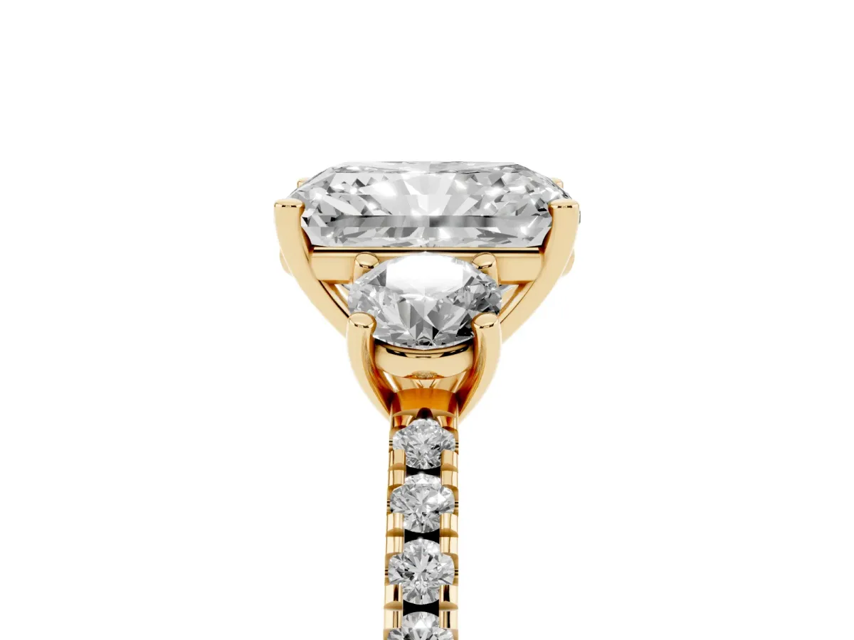 Three-Stone Radiant Cut Cut Diamond Pavé Band with Prong Setting Yellow gold