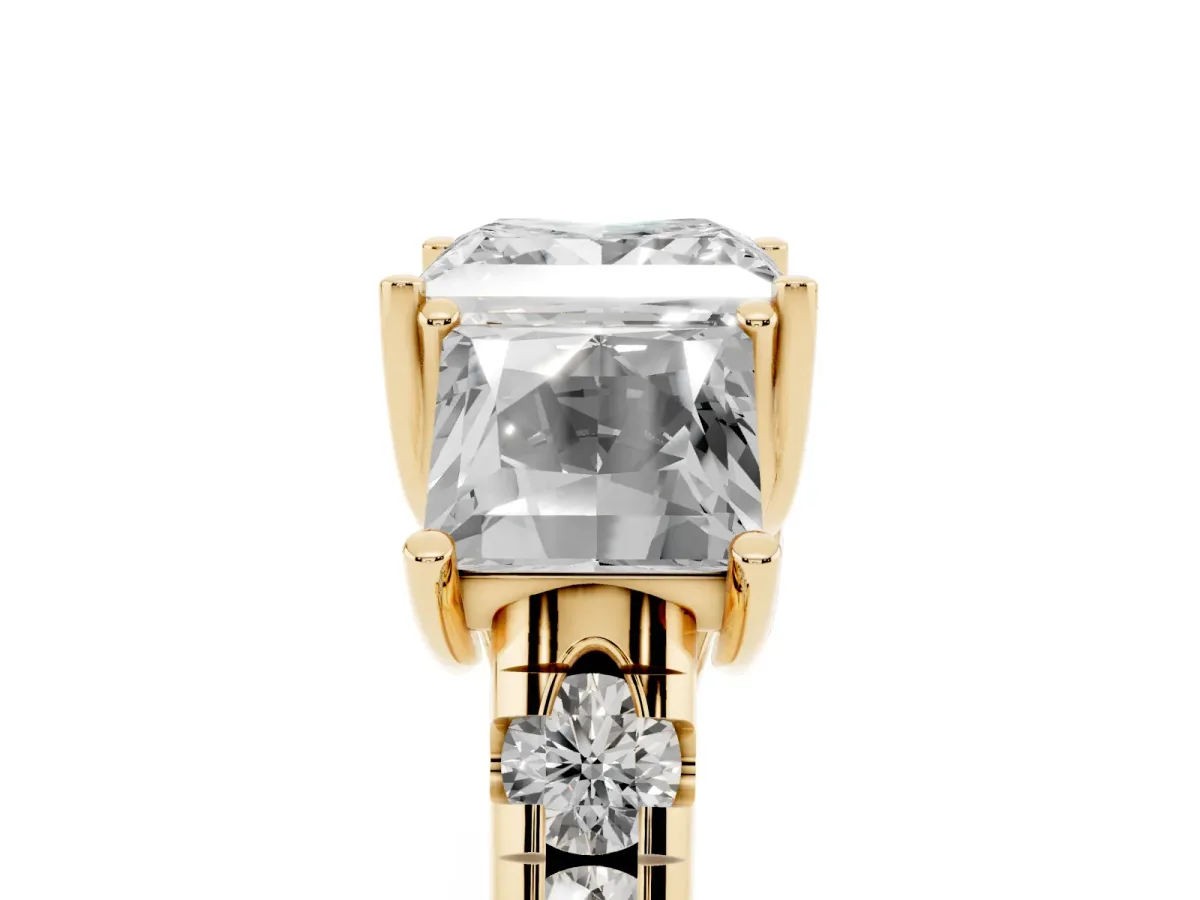 Three-Stone Princess Cut Diamond Pavé Band with Prong Setting Yellow gold