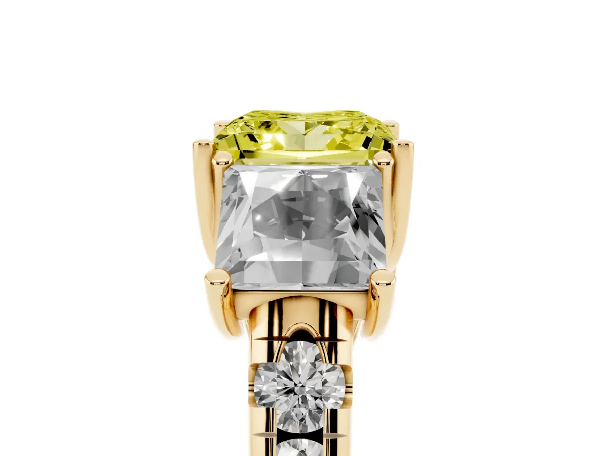 Fancy Yellow Three-Stone Princess Cut Diamond Pavé Band with Prong Setting Yellow gold