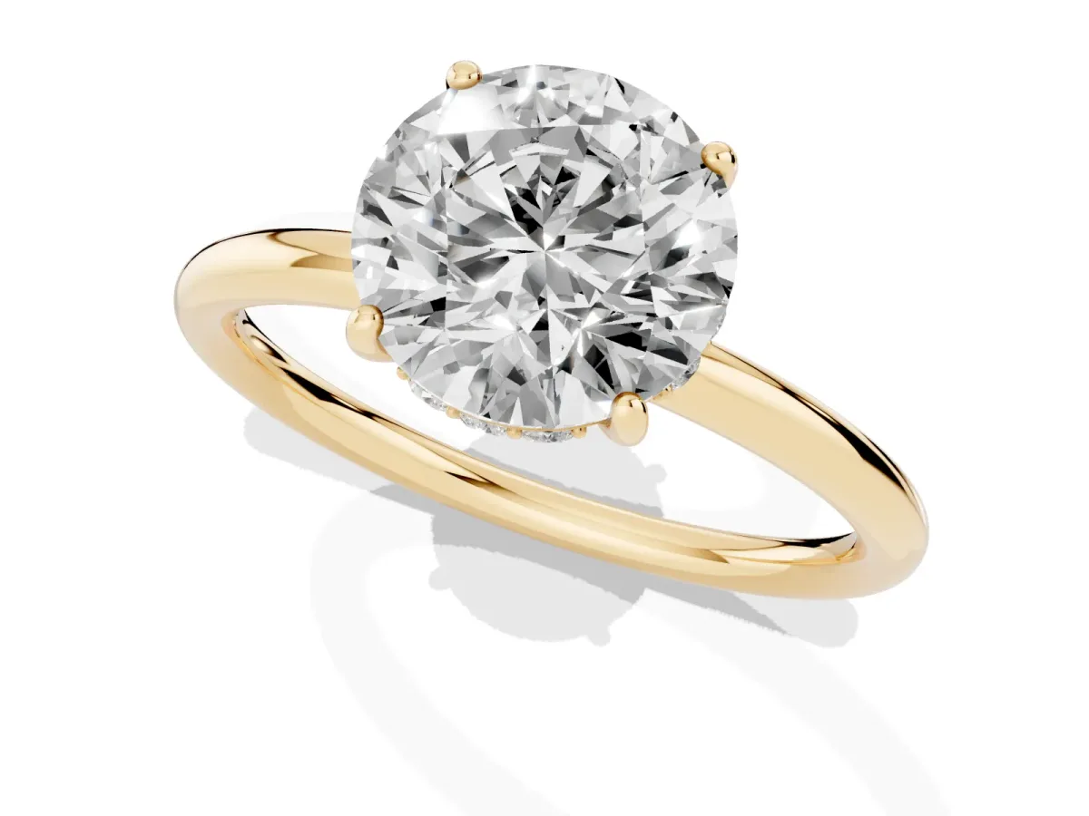 Round Cut Solitaire Diamond Ring with a Classic Band and Four-Prong Setting Yellow gold