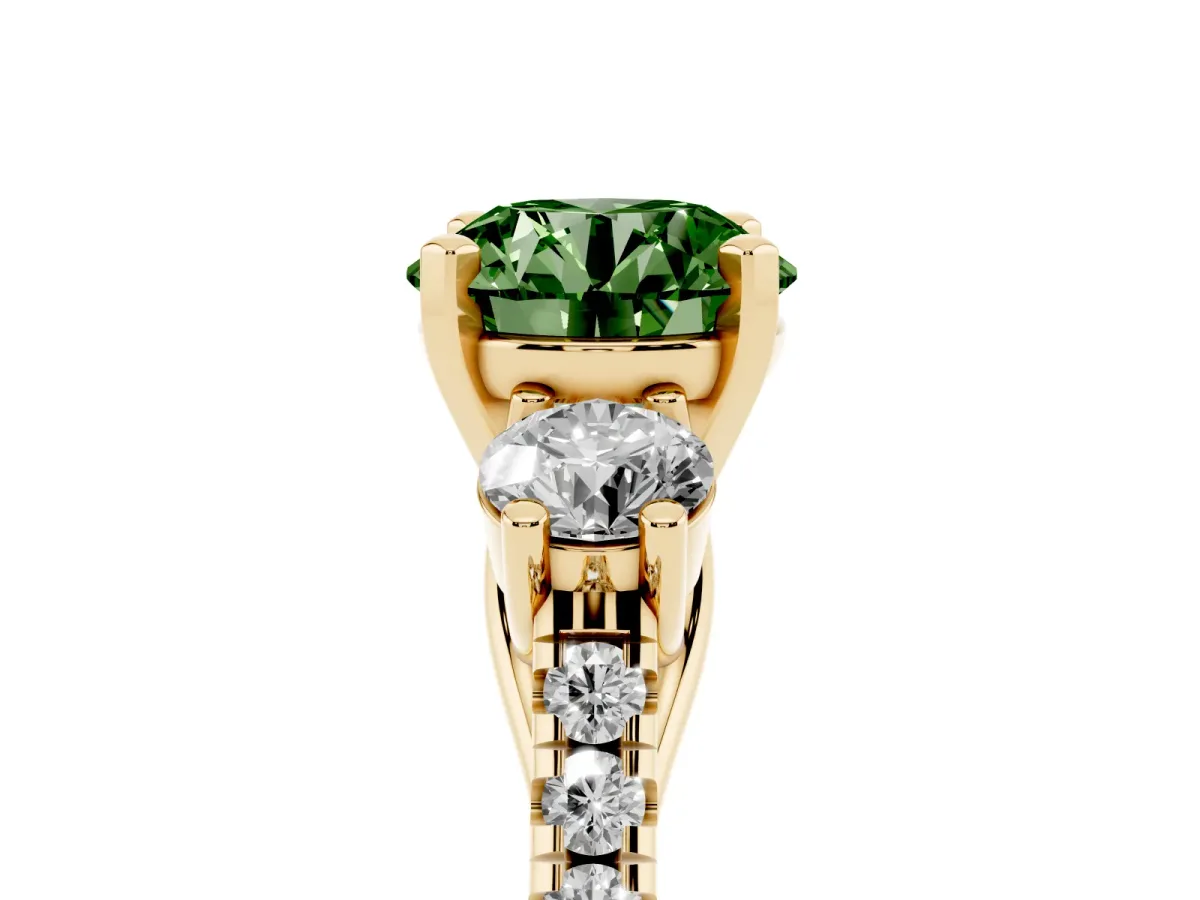Fancy Green Three-Stone Round Cut Diamond Pavé Band with Four-Prong Setting Yellow gold