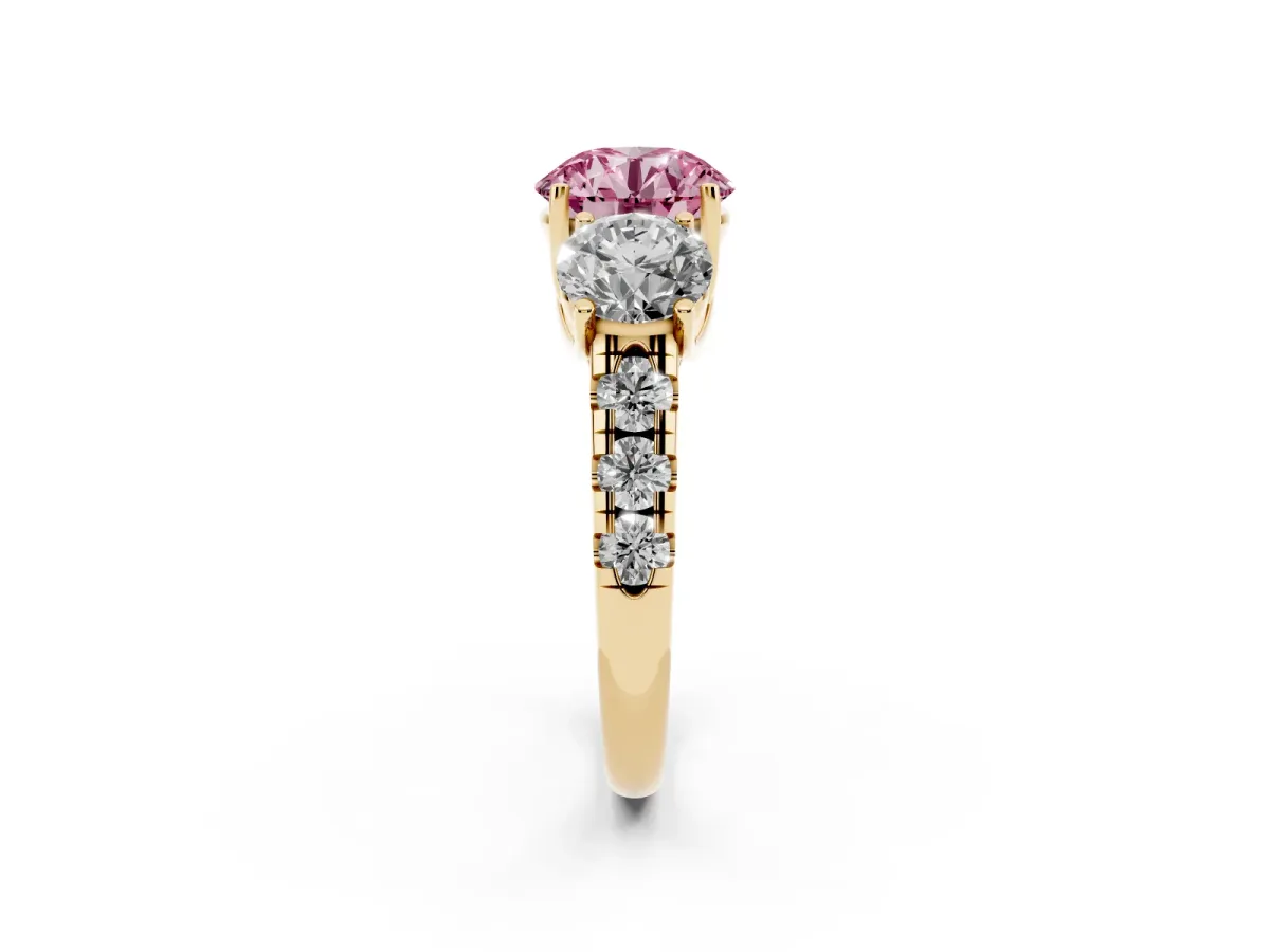 Fancy Pink Three-Stone Round Cut Diamond Pavé Band with Prong Setting Yellow gold