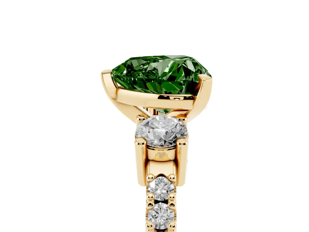 Fancy Green Heart Cut Three-Stone Diamond Pavé Band with Prong Setting Yellow gold