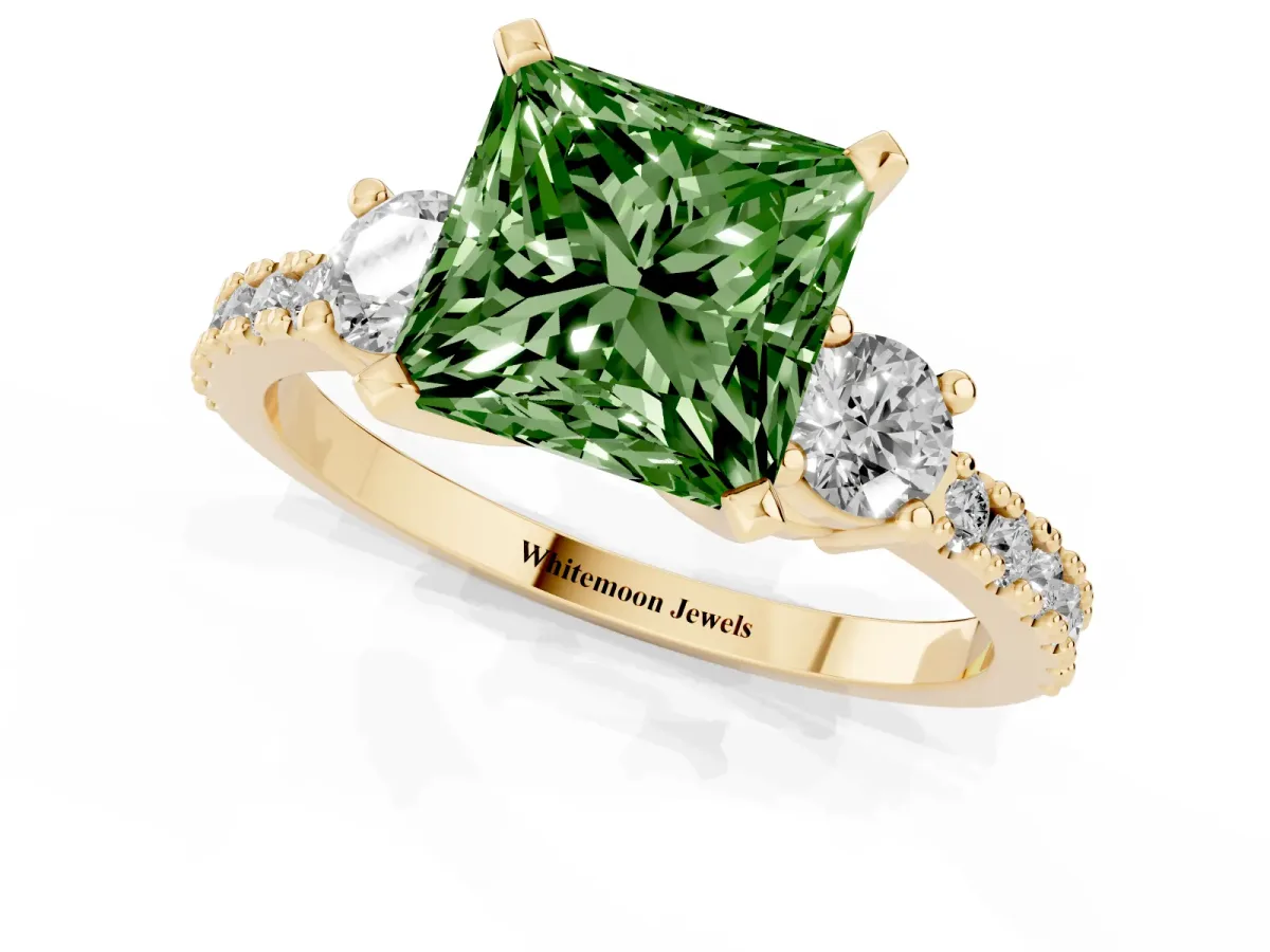 Fancy Green Princess Cut Three-Stone Diamond Pavé Band with Prong Setting Yellow gold