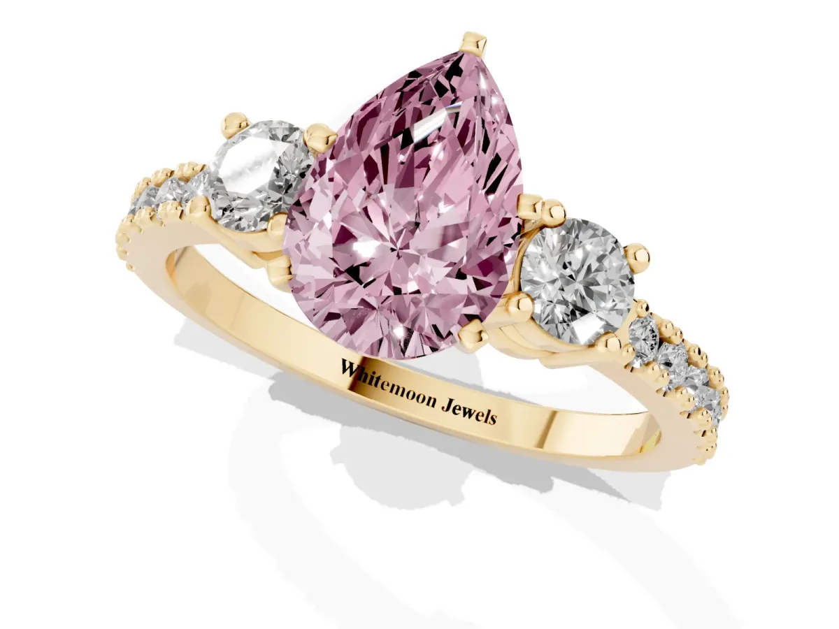 Fancy Pink Pear Cut Three-Stone Diamond Pavé Band with Prong Setting Yellow gold