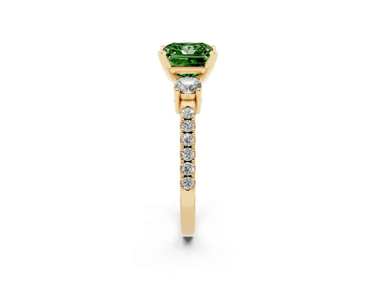 Fancy Green Princess Cut Three-Stone Diamond Pavé Band with Prong Setting Yellow gold