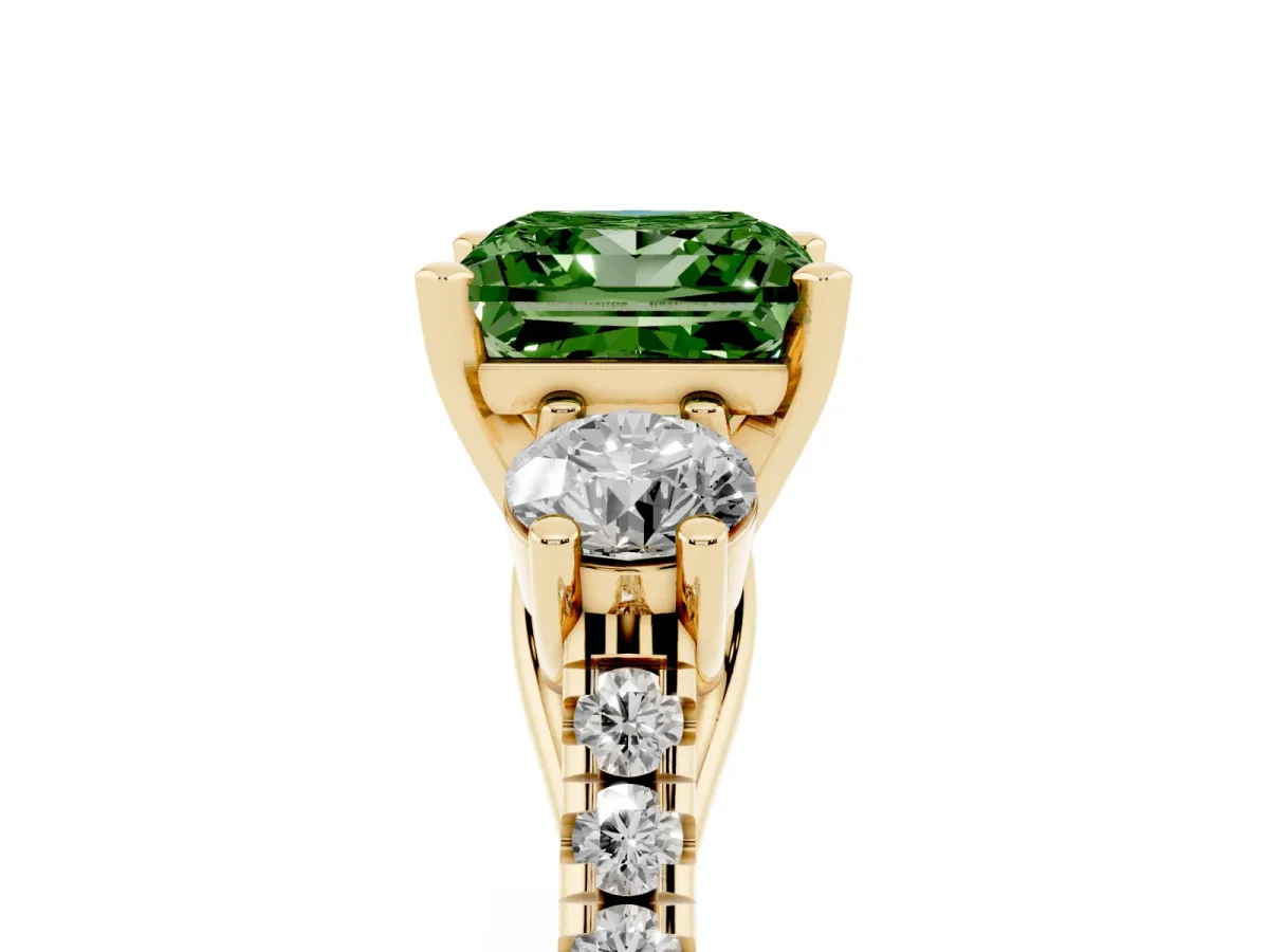 Fancy Green Three-Stone Princess Cut Diamond Pavé Band with Four-Prong Setting Yellow gold