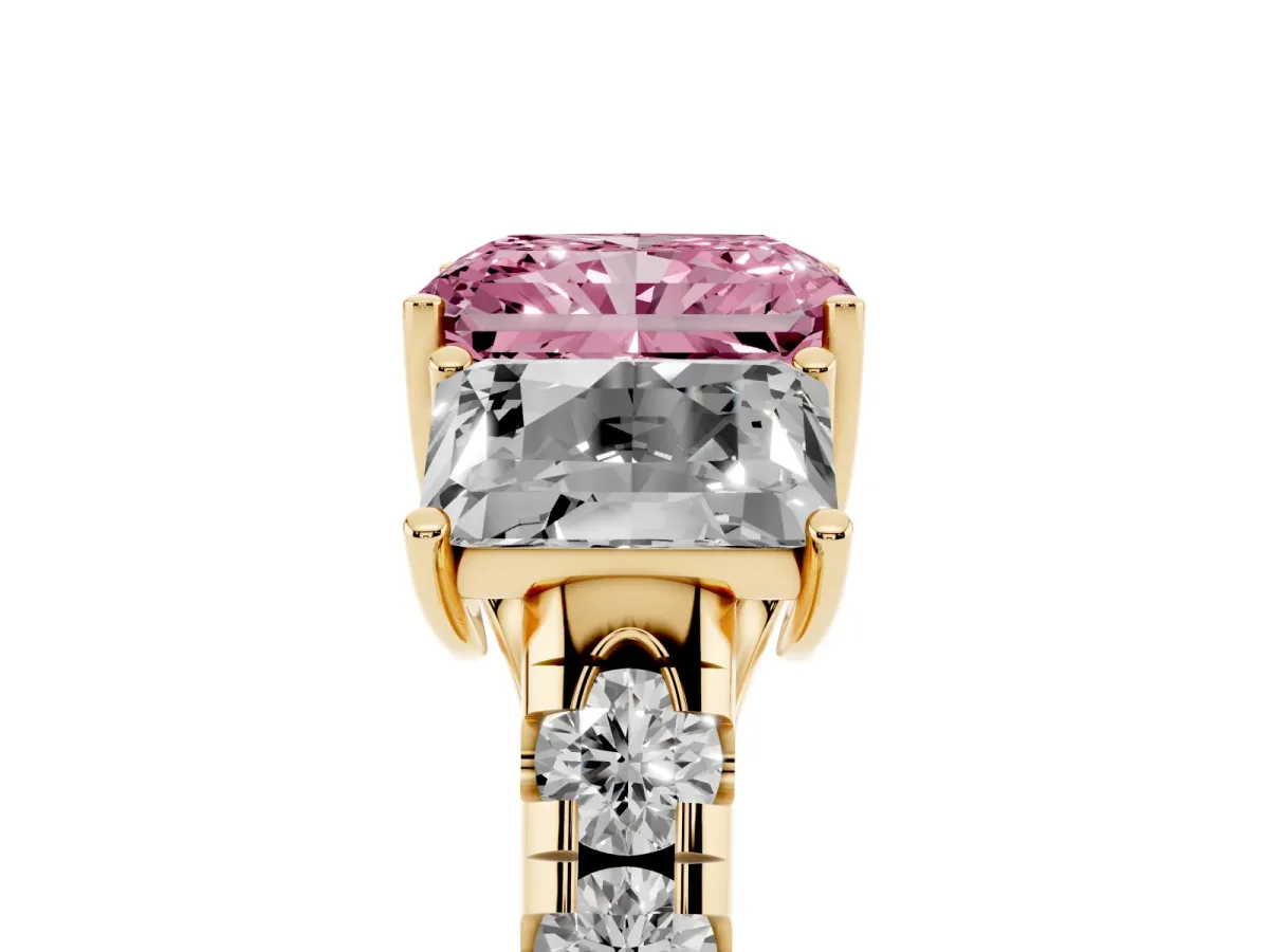 Fancy Pink Three-Stone Radiant Cut Diamond Pavé Band with Prong Setting Yellow gold