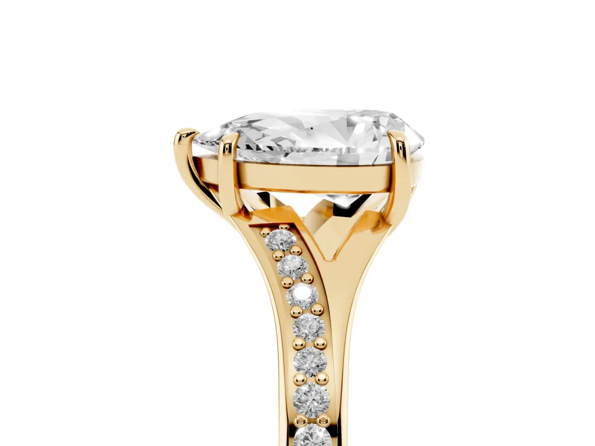 Pear Cut Diamond Solitaire Ring with Pavé Band and Prong Setting Yellow gold
