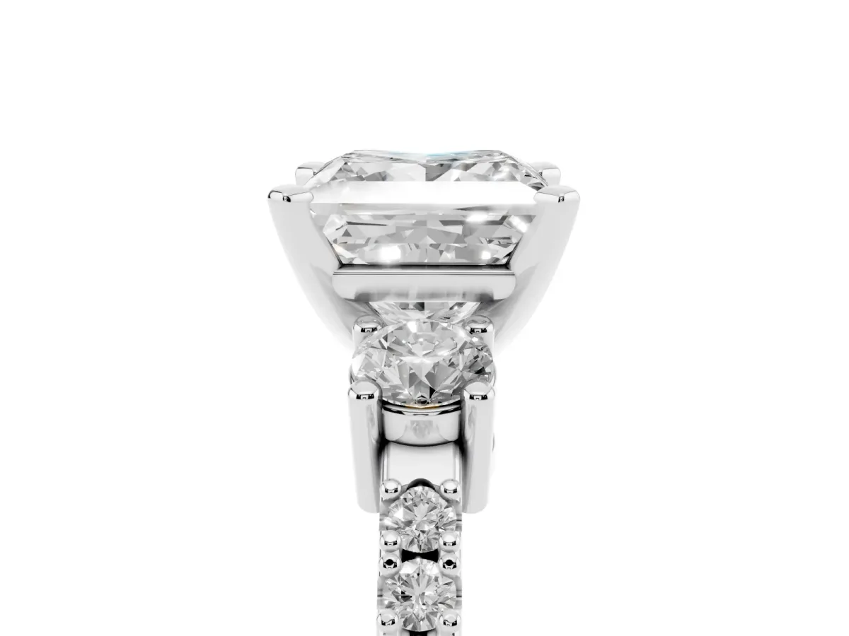 Princess Cut Three-Stone Diamond Pavé Band with Prong Setting White gold