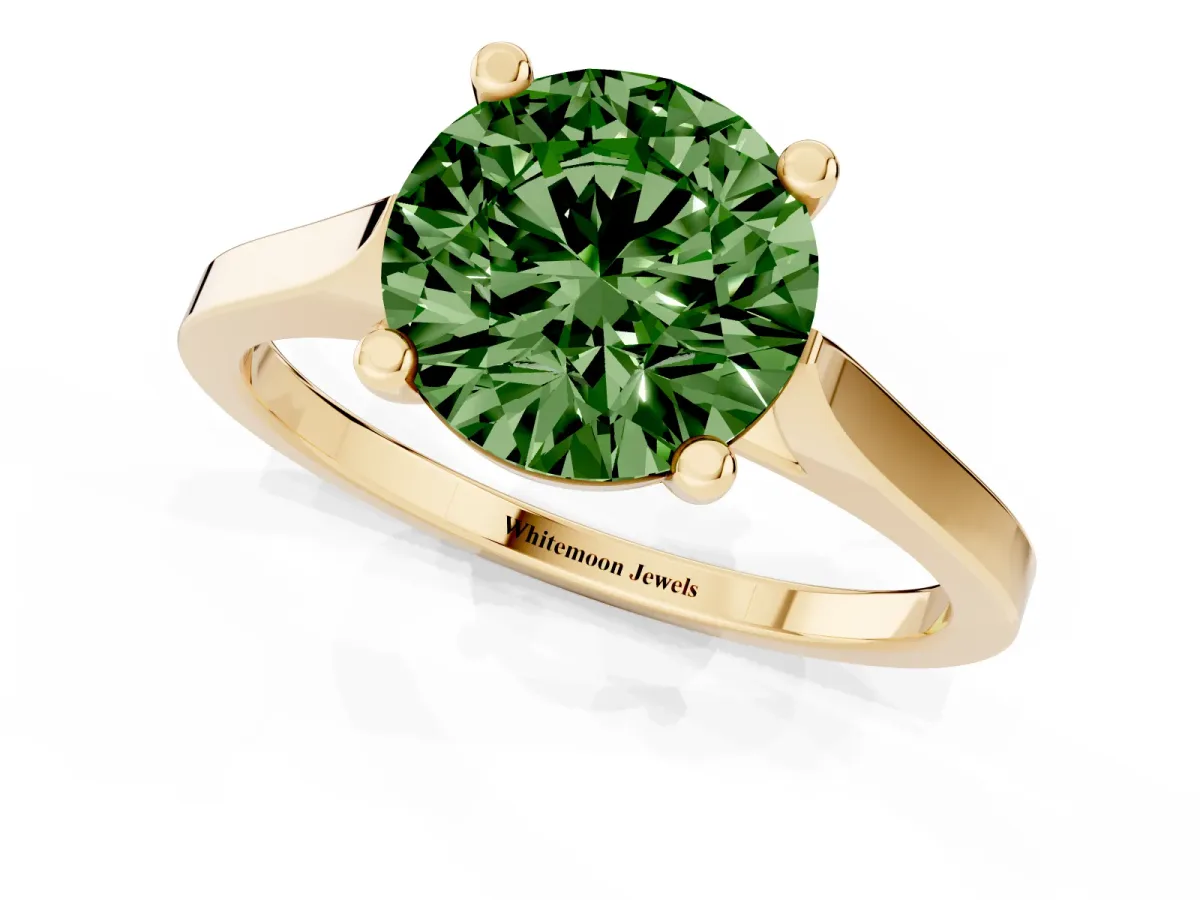 Fancy Green Round Cut Solitaire Diamond Ring with Four-Prong Setting and Tapered Band Yellow gold