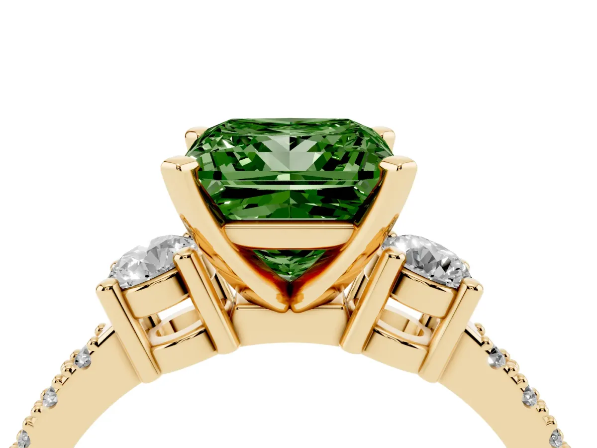 Fancy Green Princess Cut Three-Stone Diamond Pavé Band with Prong Setting Yellow gold