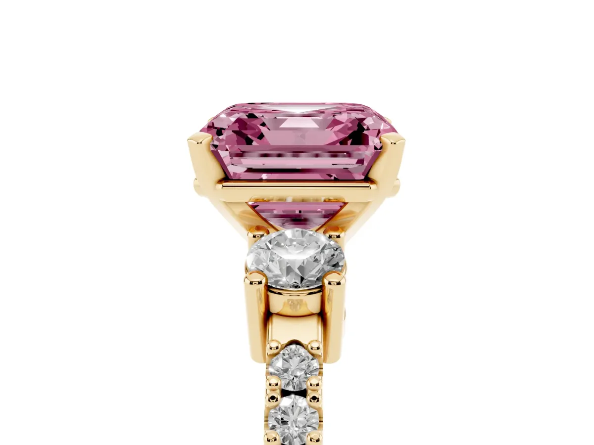 Fancy Pink Asscher Cut Three-Stone Diamond Pavé Band with Prong Setting Yellow gold