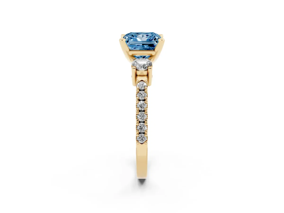 Fancy Blue Princess Cut Three-Stone Diamond Pavé Band with Prong Setting Yellow gold