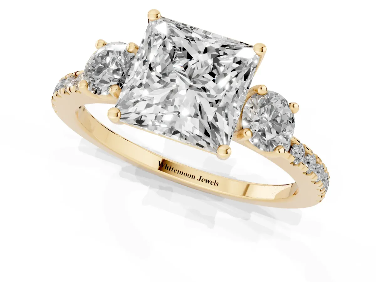 Three-Stone Princess Cut Cut Diamond Pavé Band with Prong Setting Yellow gold