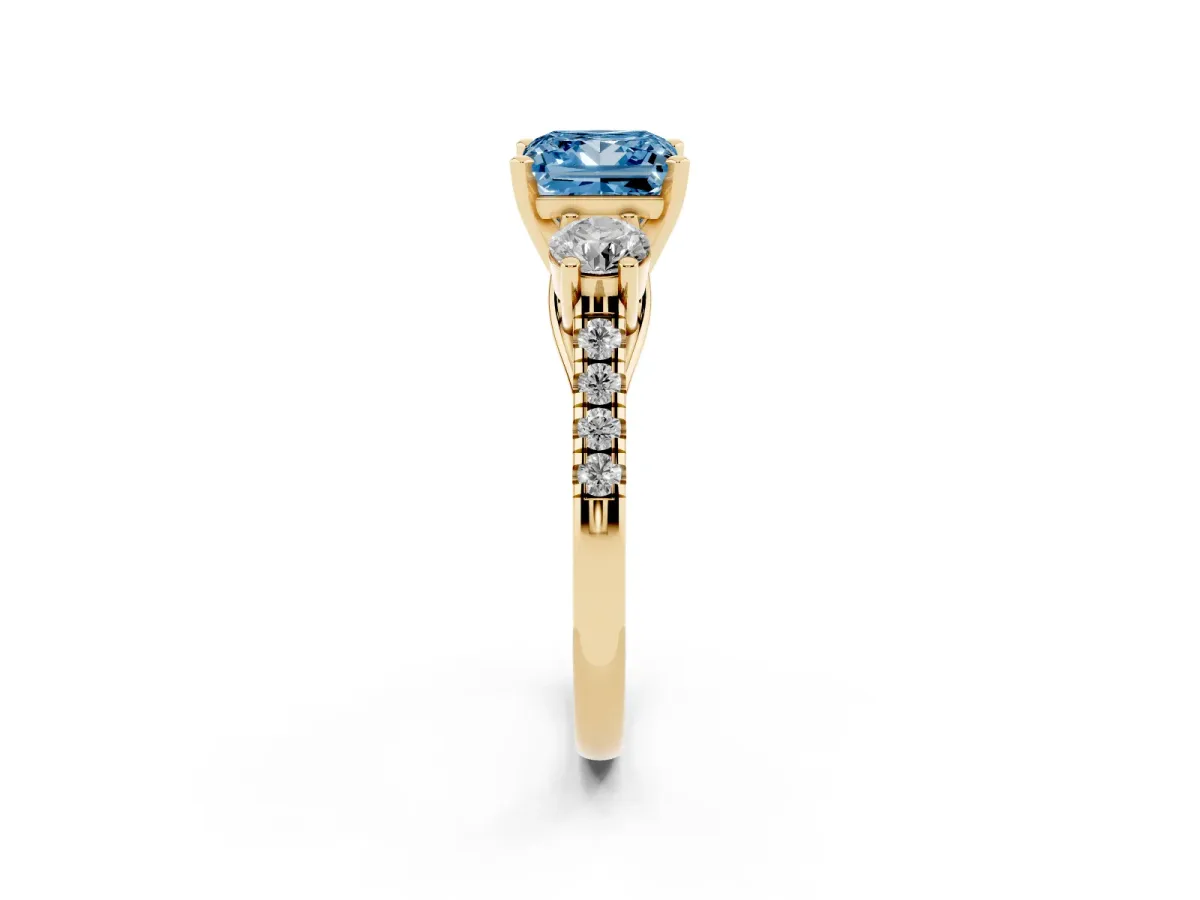 Fancy Blue Three-Stone Princess Cut Diamond Pavé Band with Four-Prong Setting Yellow gold