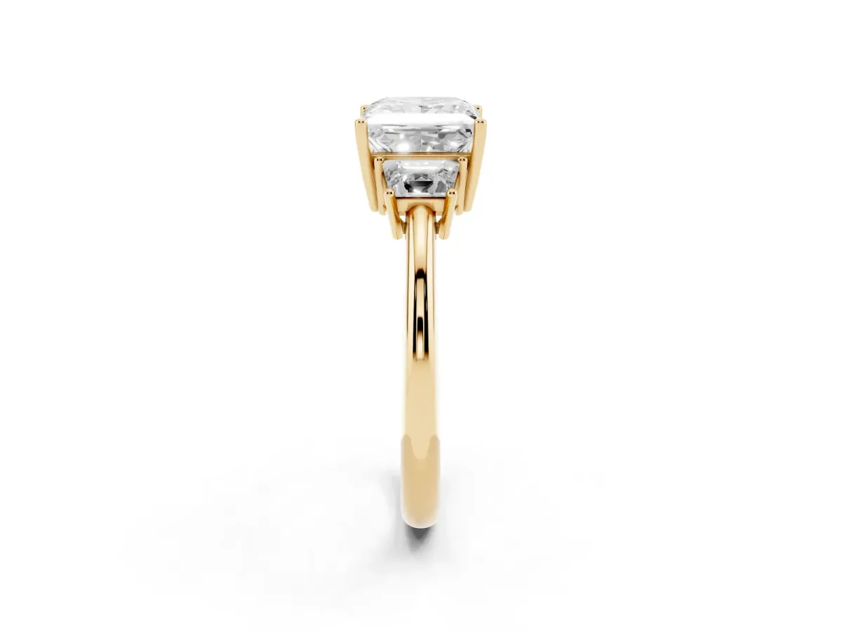 Princess Cut Diamond Three-Stone Ring with Trapezoid Side Stones and Prong Setting Yellow gold