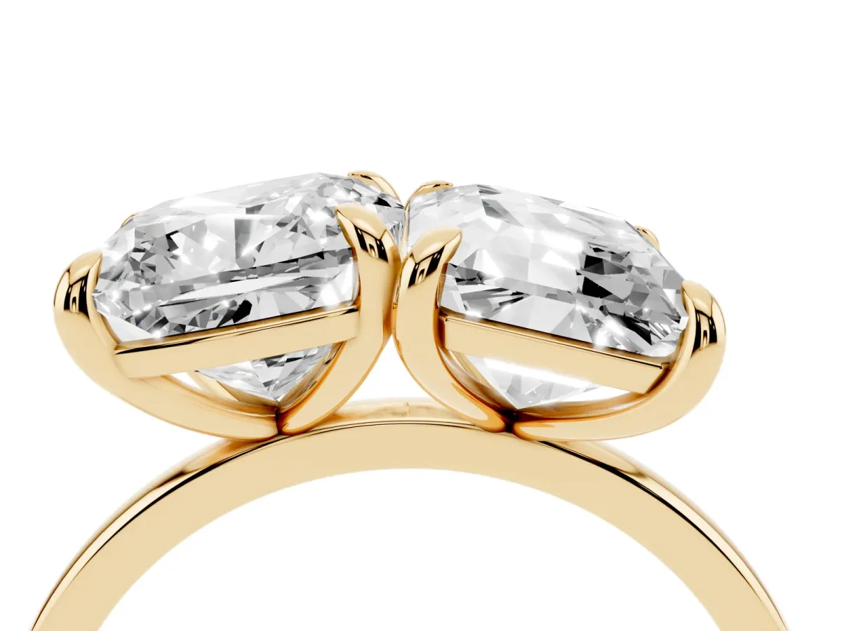 Cushion and Emerald Toi Moi Ring with Prong Setting and Plain Band Yellow gold