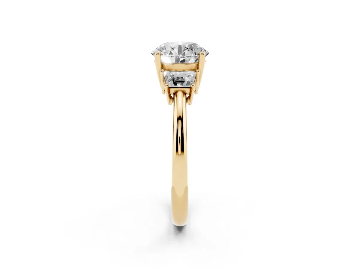 Round Cut Diamond Three-Stone Ring with Trapezoid Side Stones and Prong Setting Yellow gold