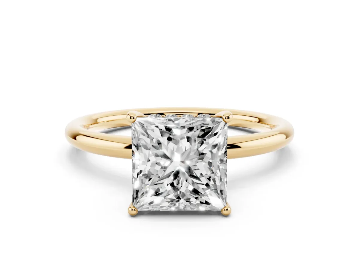 Princess Cut Solitaire Diamond Ring with a Classic Band and Four-Prong Setting Yellow gold
