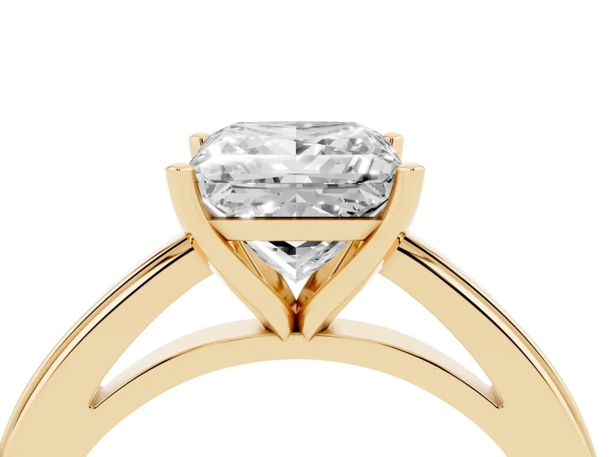 Princess Cut Solitaire Diamond Ring with Four-Prong Setting and Classic Band Yellow gold