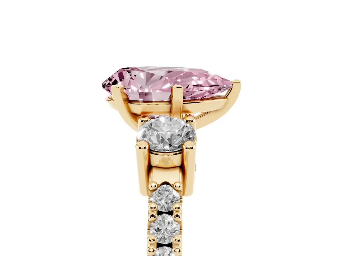 Fancy Pink Pear Cut Three-Stone Diamond Pavé Band with Prong Setting Yellow gold