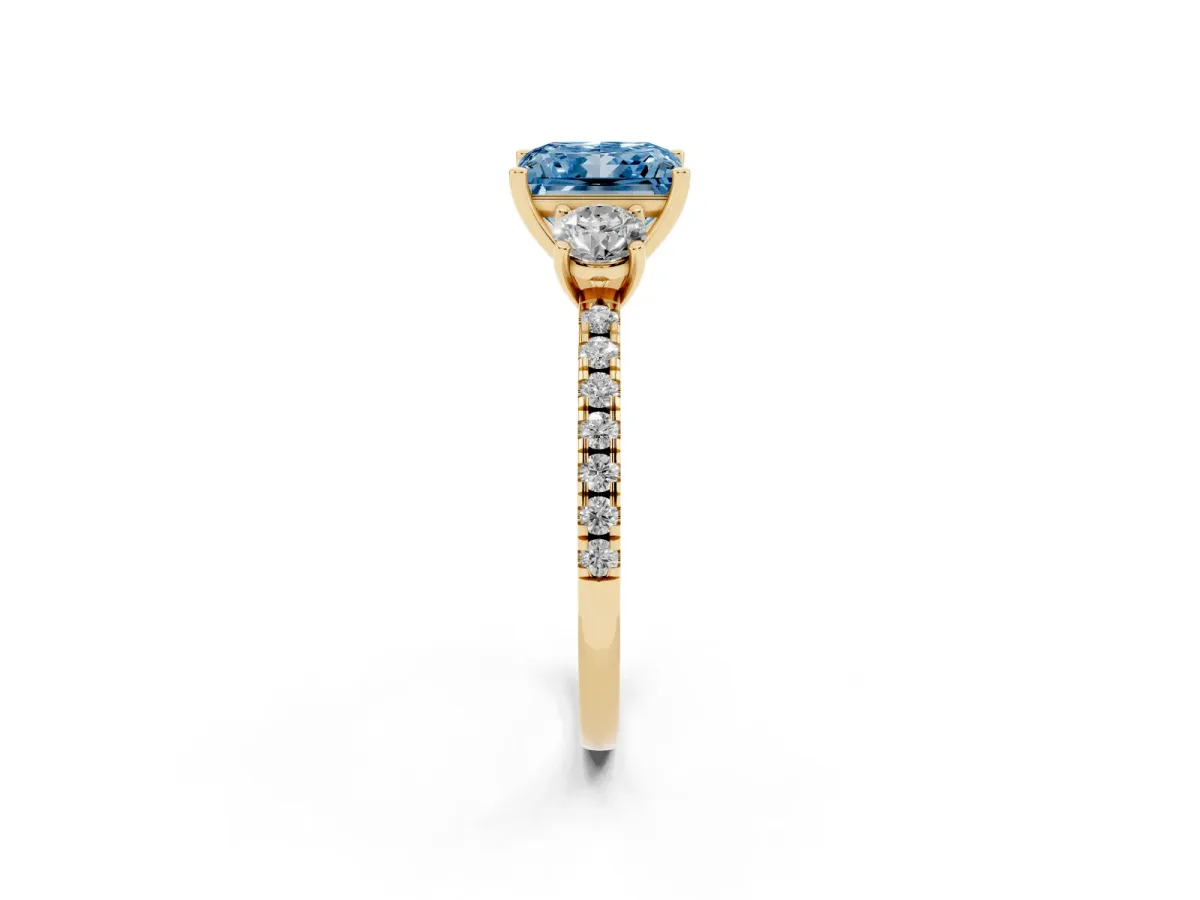 Fancy Blue Three-Stone Princess Cut Cut Diamond Pavé Band with Prong Setting Yellow gold