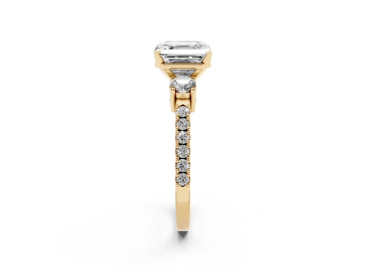 Asscher Cut Three-Stone Diamond Pavé Band with Prong Setting Yellow gold