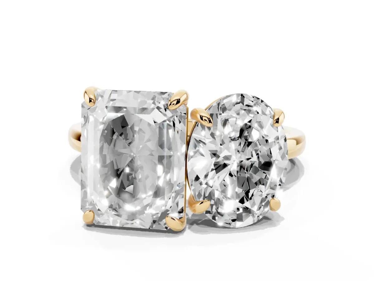 Oval and Emerald Toi Moi Ring with Prong Setting and Plain Band Yellow gold