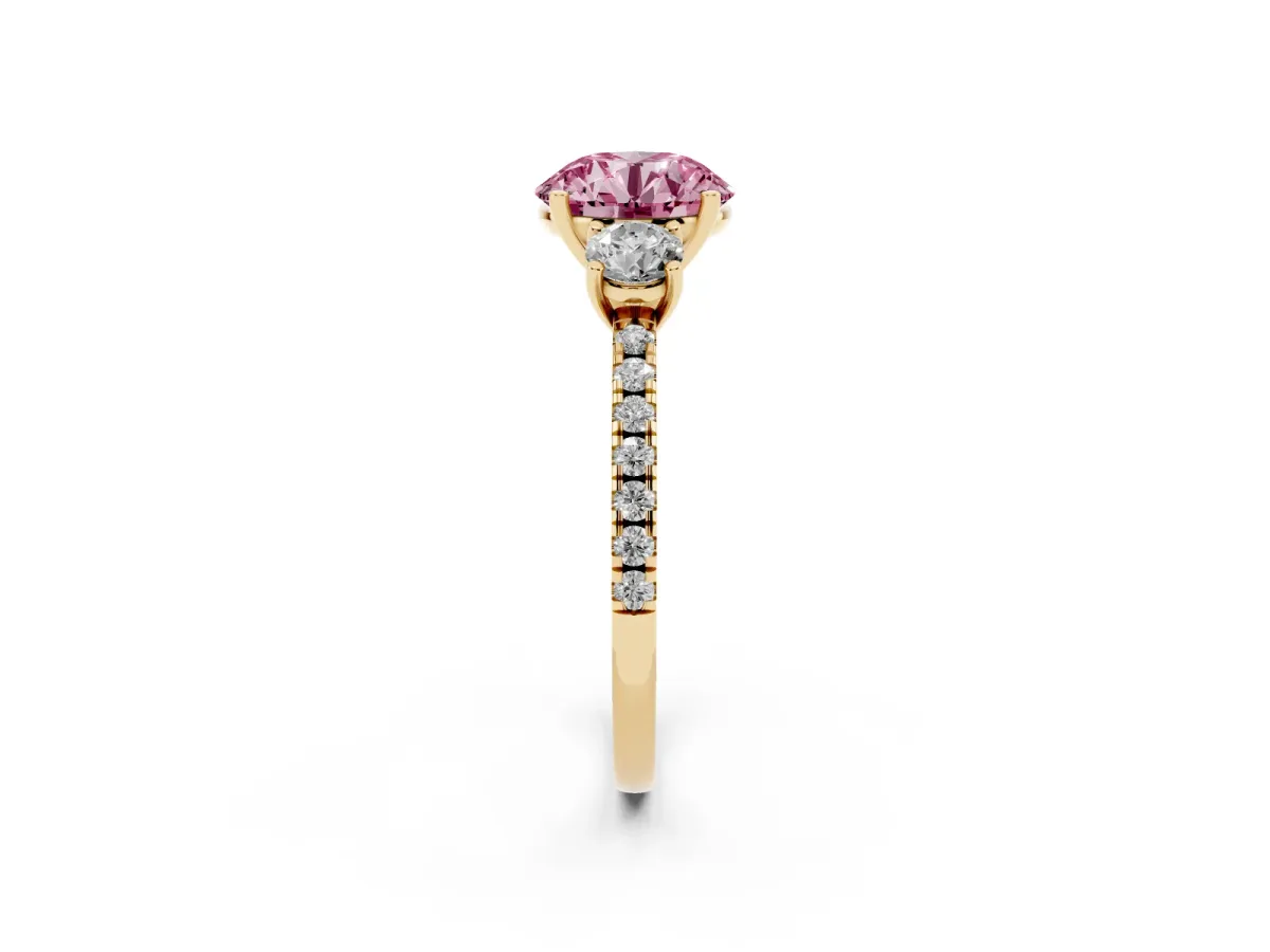 Fancy Pink Three-Stone Round Cut Cut Diamond Pavé Band with Prong Setting Yellow gold