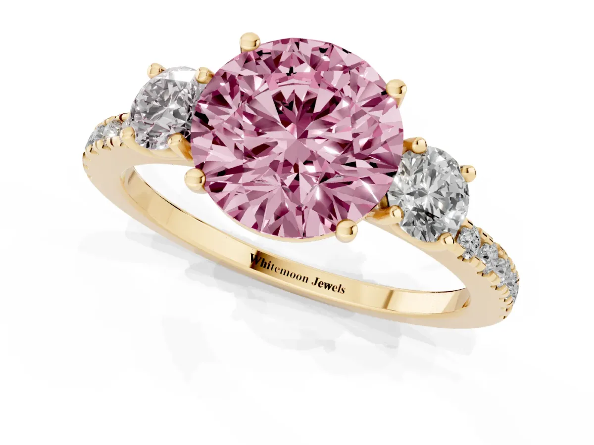 Fancy Pink Three-Stone Round Cut Cut Diamond Pavé Band with Prong Setting Yellow gold