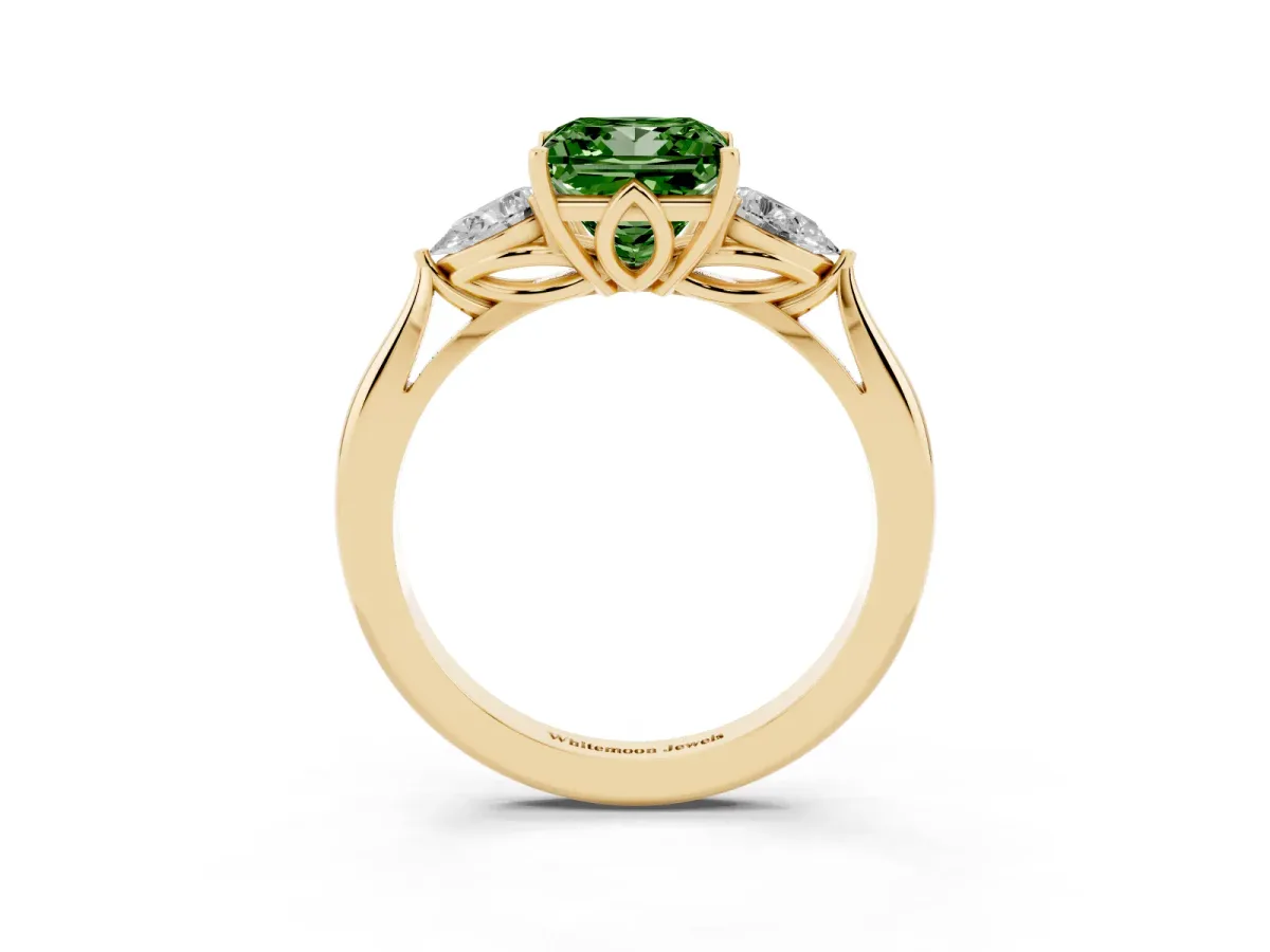 Fancy Green Three-Stone Princess Cut Brilliant Diamond Solitaire Ring with Tapered Band and Four-Prong Setting Yellow gold