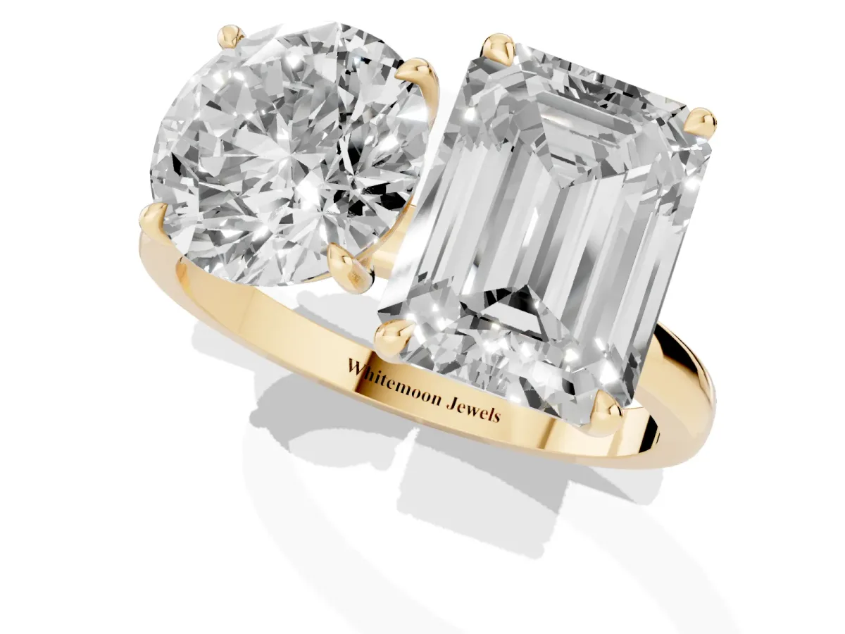 Round Cut and Emerald Cut Toi Moi Ring with Prong Setting Yellow gold