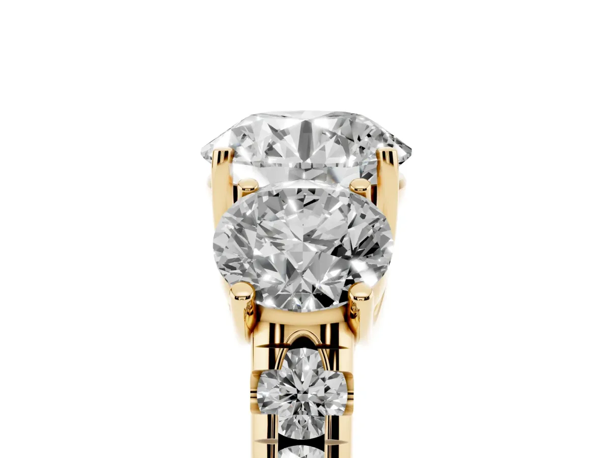 Three-Stone Round Cut Diamond Pavé Band with Prong Setting Yellow gold