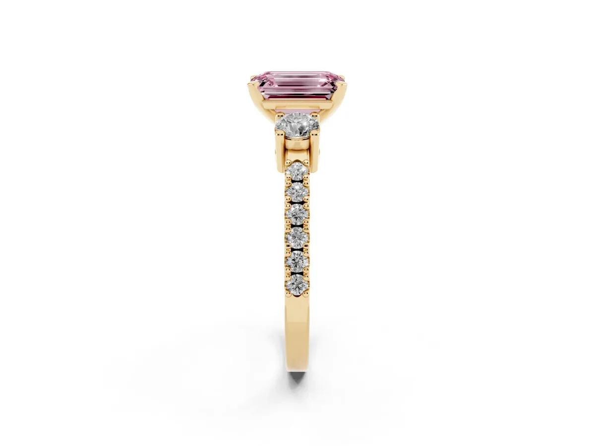 Fancy Pink Emerald Cut Three-Stone Diamond Pavé Band with Prong Setting Yellow gold