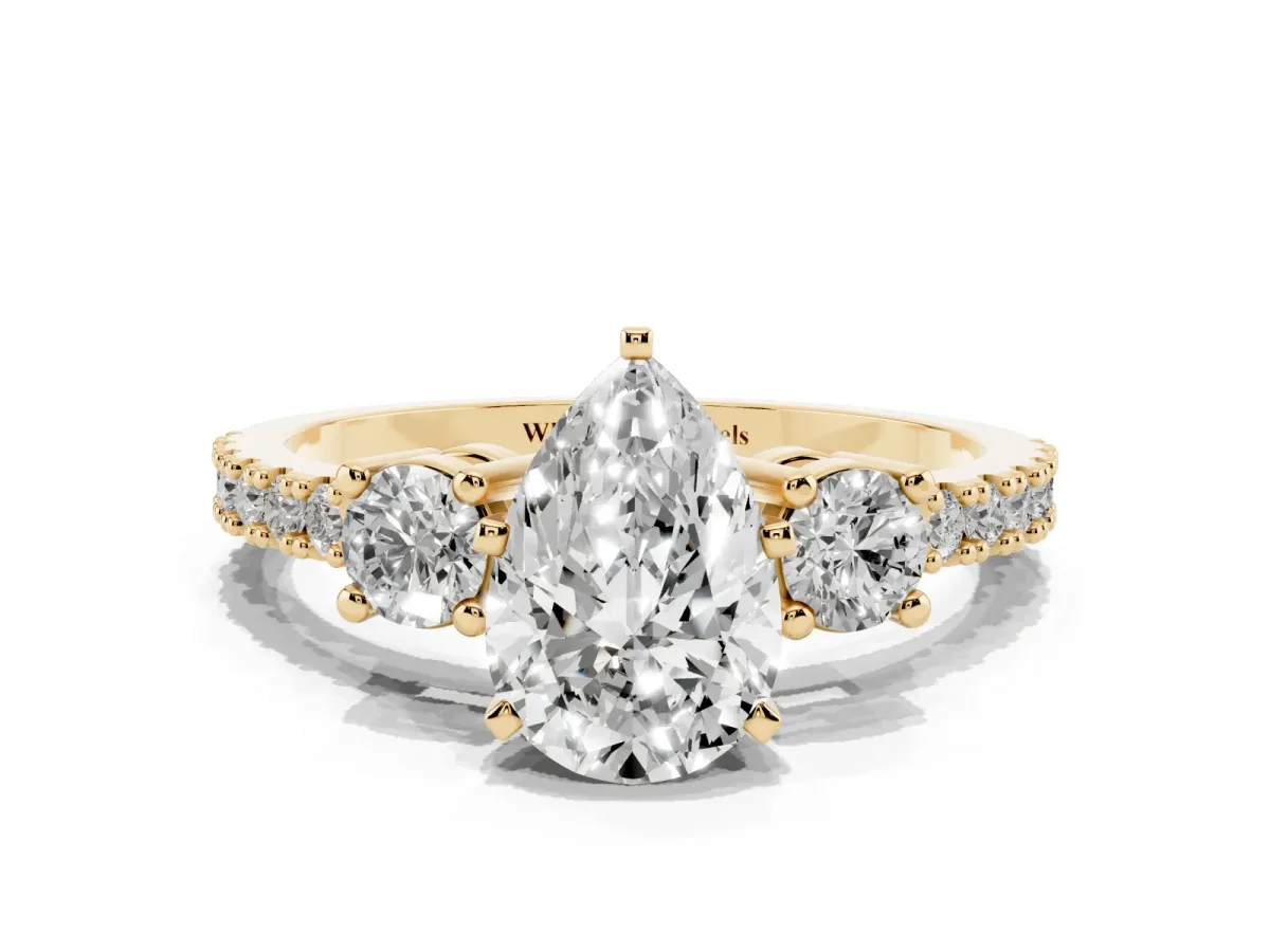 Pear Cut Three-Stone Diamond Pavé Band with Prong Setting Yellow gold