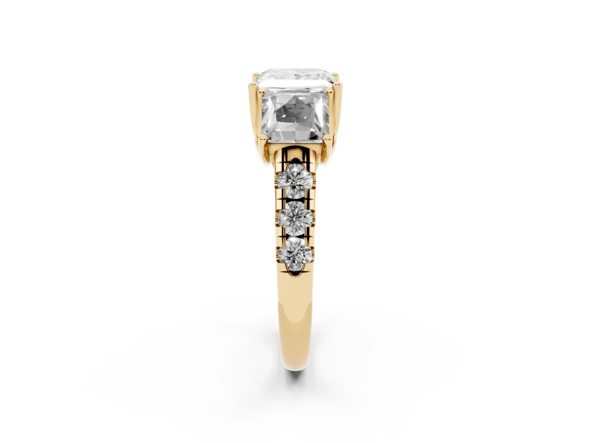 Three-Stone Princess Cut Diamond Pavé Band with Prong Setting Yellow gold