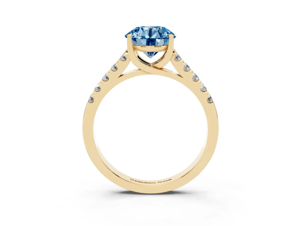 Fancy Blue Round Cut Diamond Pavé Band Solitaire Ring with Prong Setting Yellow gold