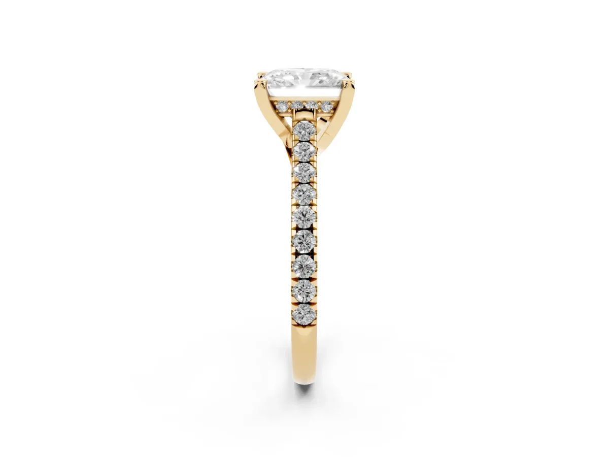 Radiant Cut Brilliant Diamond Solitaire with Pavé Band and Four-Prong Setting Yellow gold