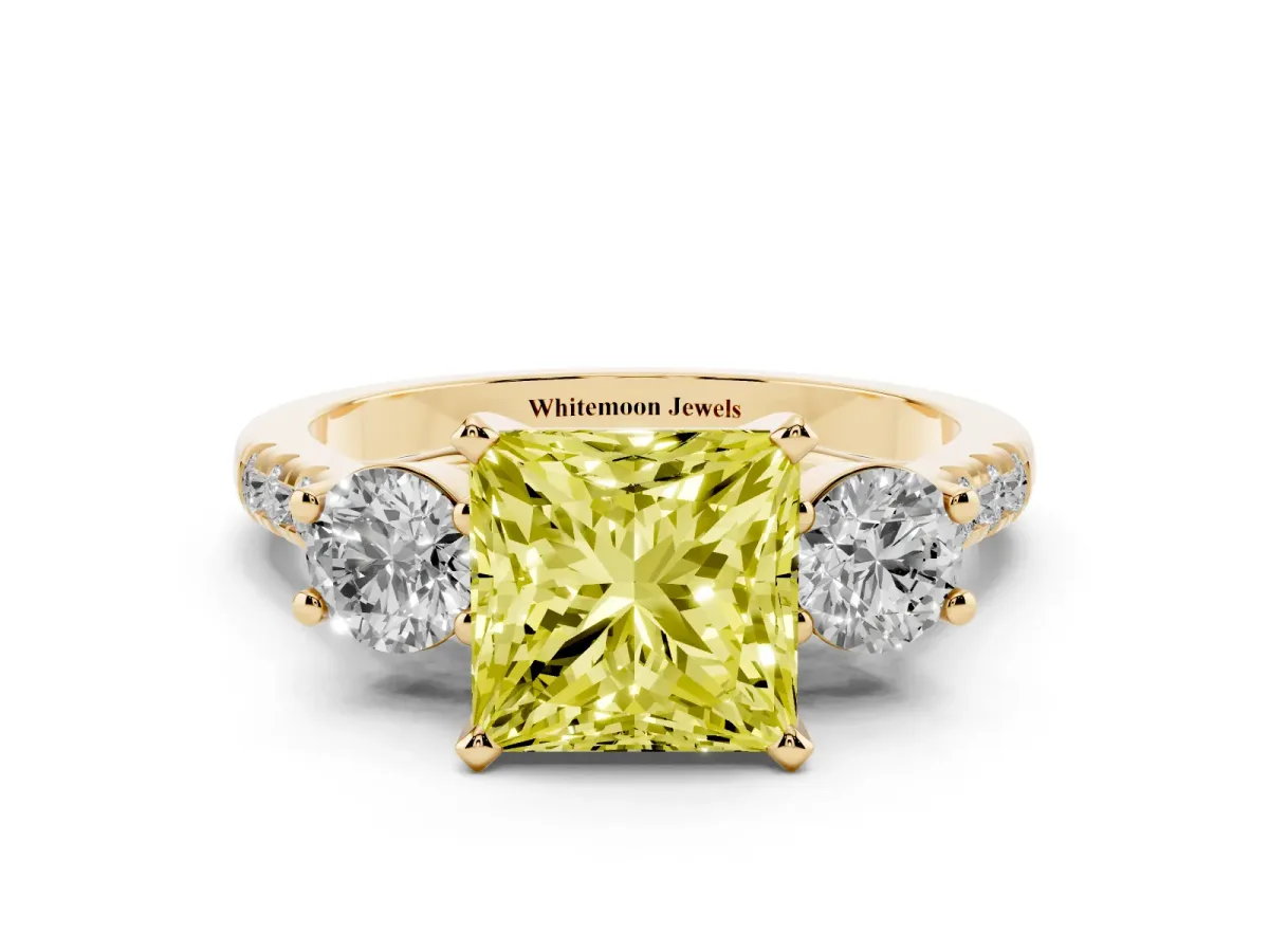 Fancy Yellow Three-Stone Princess Cut Diamond Pavé Band with Four-Prong Setting Yellow gold